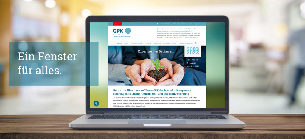 Geöffnetes Laptop zeigt die Webseite des GPK-Fachportals mit dem Text 'Ein Fenster für alles'