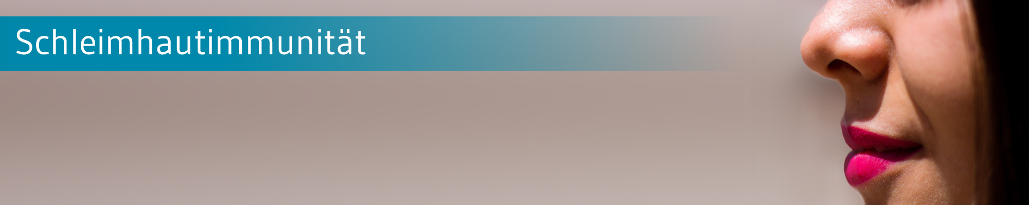 Titel 'Schleimhautimmunität' auf blauem Hintergrund. Nase und Mund einer Frau im Seitenprofil.