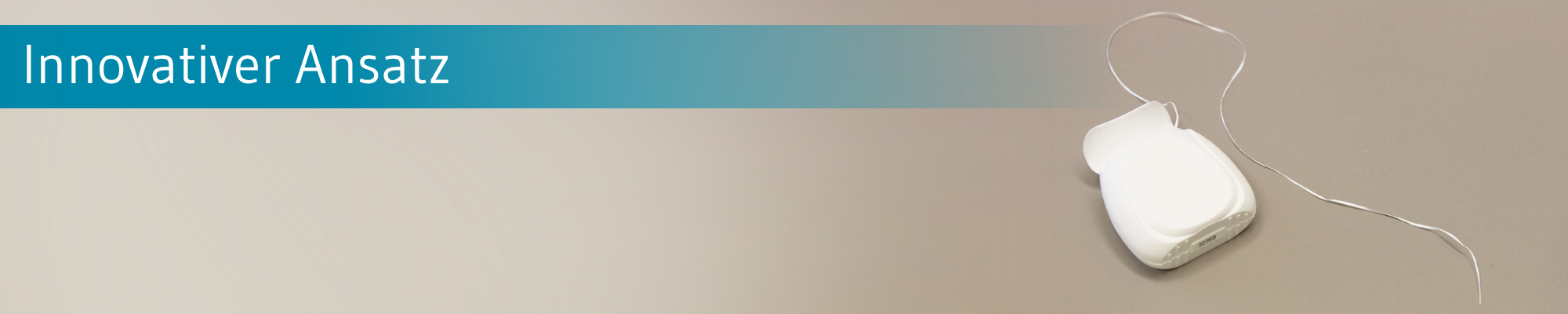 Weiße Zahnseide mit offenem Behälter auf beigem Hintergrund, Text 'Innovativer Ansatz' oben links.